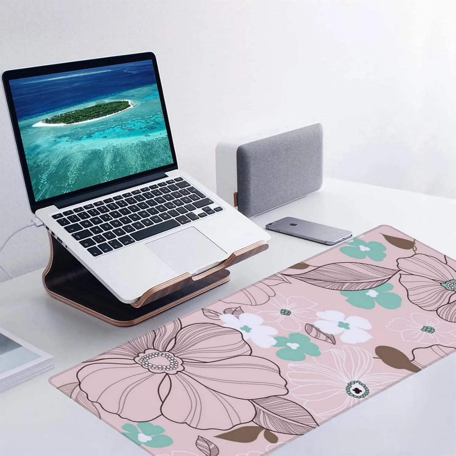 Flamingo Gaming Mouse Pad, Office Desk Mat, Anti-Slip Rubber Base Cool Aesthetic Mouse Pads for Computer Laptop Keyboard School Home Desktop Gamer Home Accessories Decor 31.5" x 11.8"